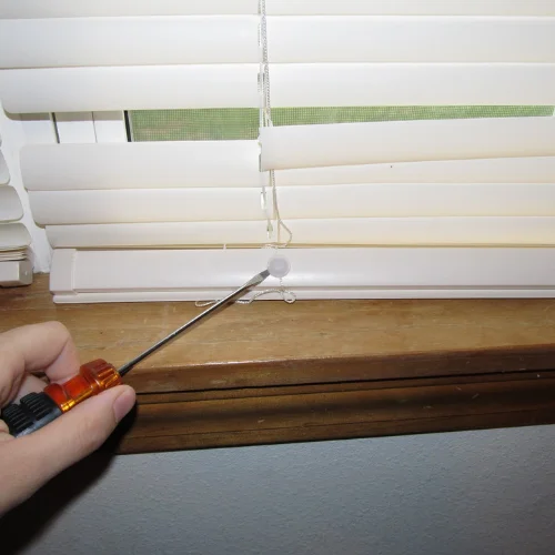 how to fix a broken blind slat Dubai